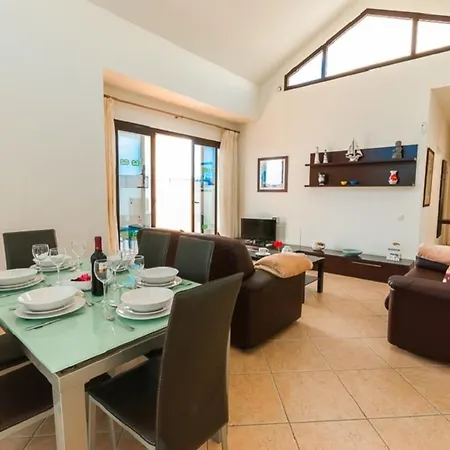 Βίλα 3-bed On Private Complex With Tennis Court